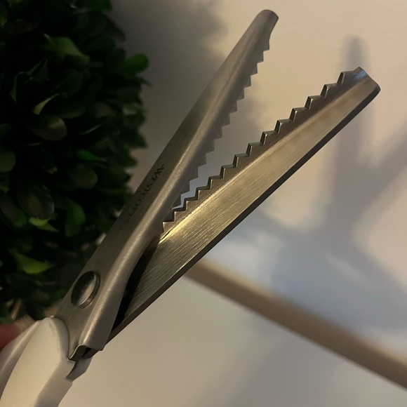 Pinking Shear Scissors - Zig Zag Scissors - Picture 6 of 8